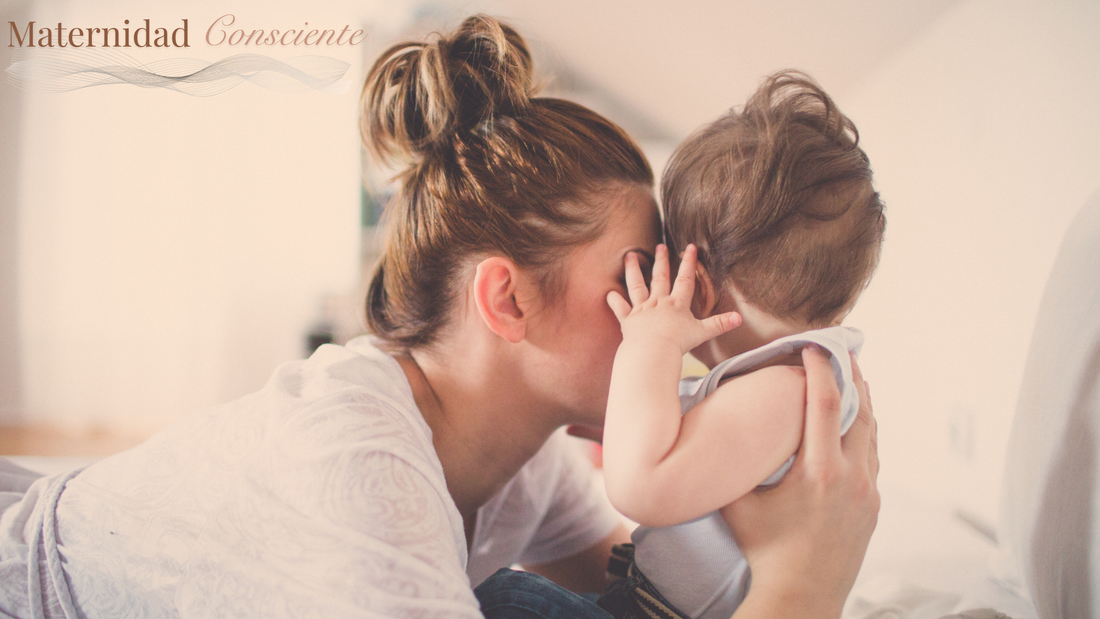 Madre y bebé compartiendo un momento de conexión y presencia en un entorno tranquilo