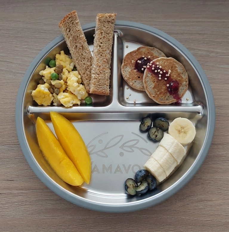 Desayuno saludable tipo BLW con ejemplos de cortes de alimentos para comienzo de alimentación complementaria con el plato Amavo