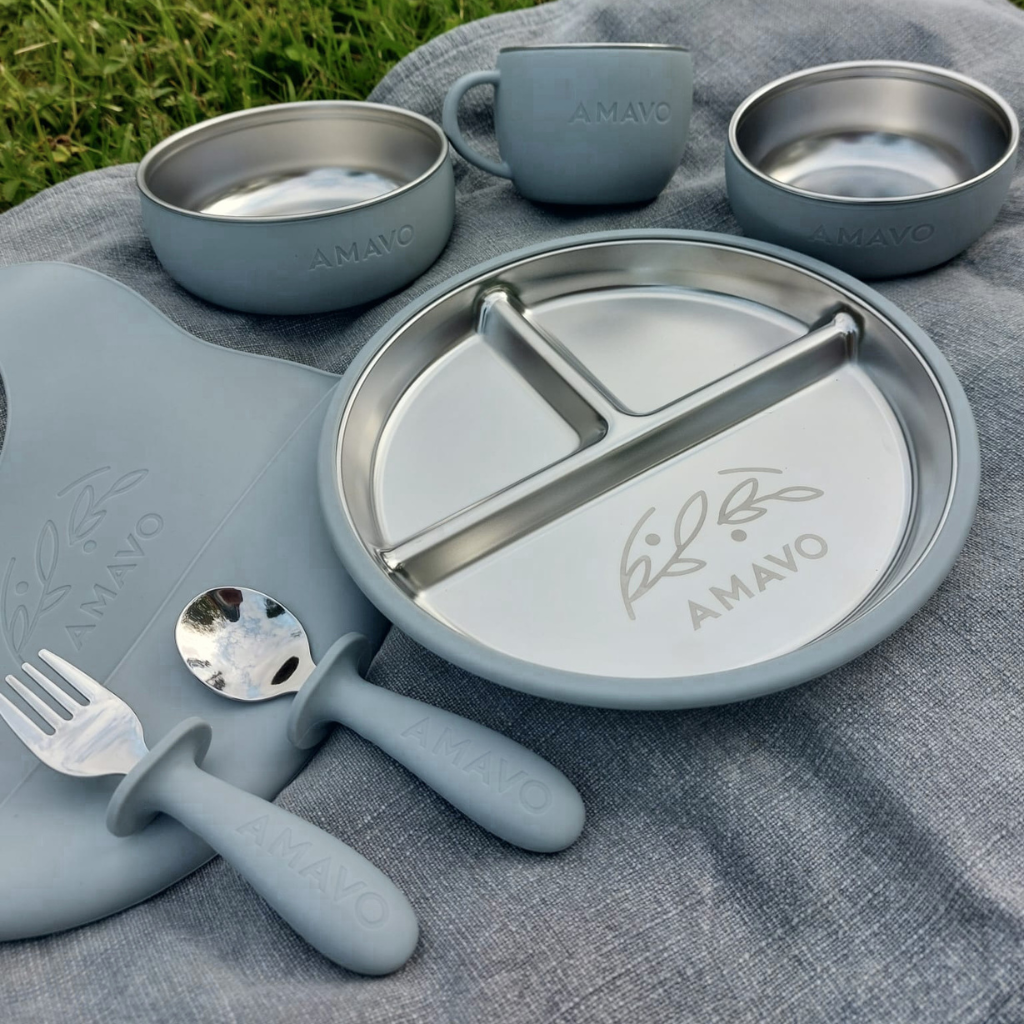 Vista superior set BLW Amavo Colección Semilla — plato dividido grabado láser, cuencos desmontables 2 en 1, taza, babero y cubiertos ergonómicos silicona y acero inoxidable