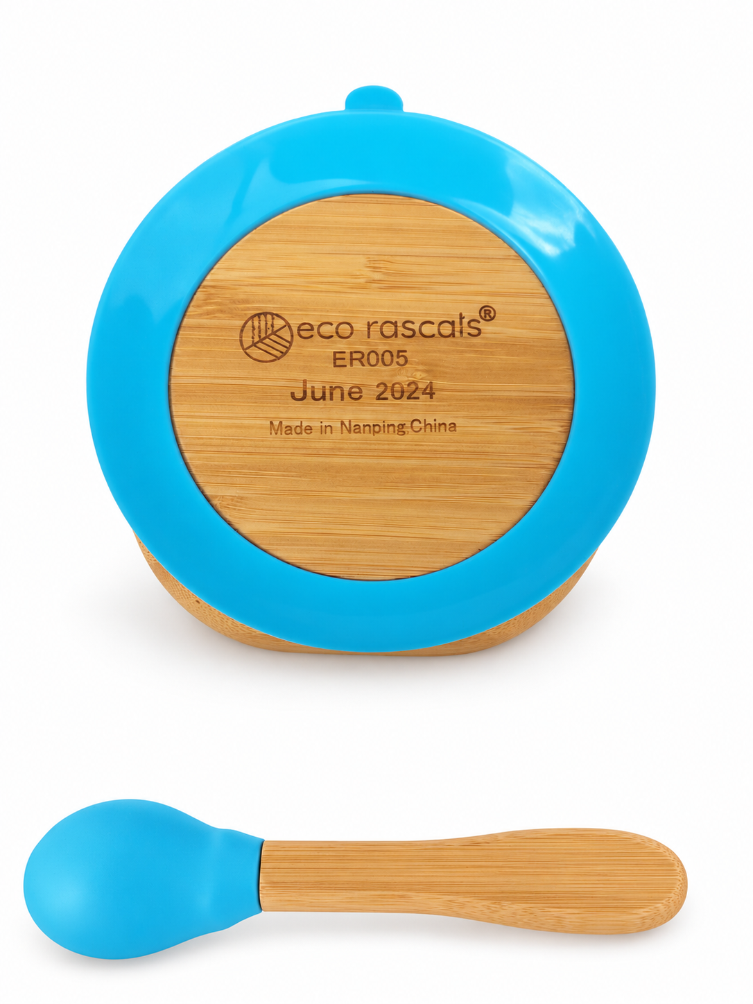 Parte inferior del bol Eco Rascals azul con ventosa de silicona y cuchara, fondo blanco