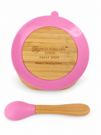 Parte inferior del bol Eco Rascals rosa con ventosa de silicona y cuchara, fondo blanco