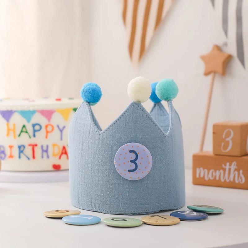 Vista lateral de la corona Montessori en algodón suave con números intercambiables y cinta ajustable