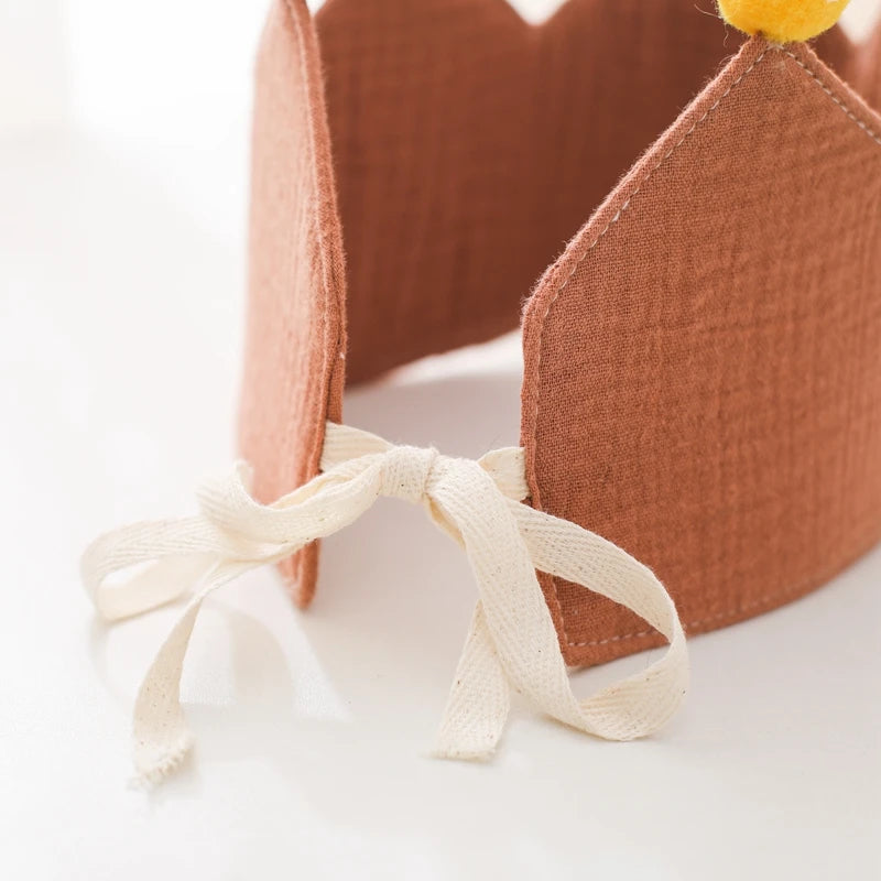 Detalle de textura del algodón natural y tonos suaves de la corona Montessori