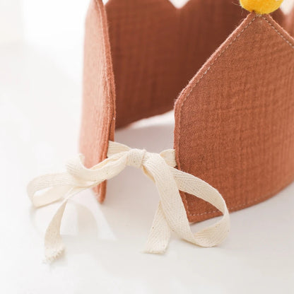 Detalle de textura del algodón natural y tonos suaves de la corona Montessori