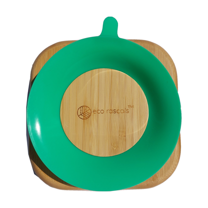 Parte inferior del plato cuadrado Eco Rascals verde con ventosa y contorno completo sobre fondo blanco