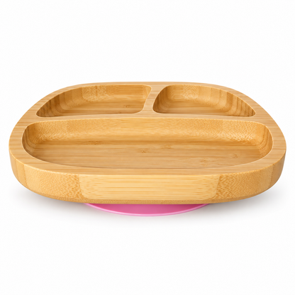 Plato rectangular Eco Rascals de bambú con tres compartimentos visto en ángulo, ventosa rosa visible sobre fondo blanco