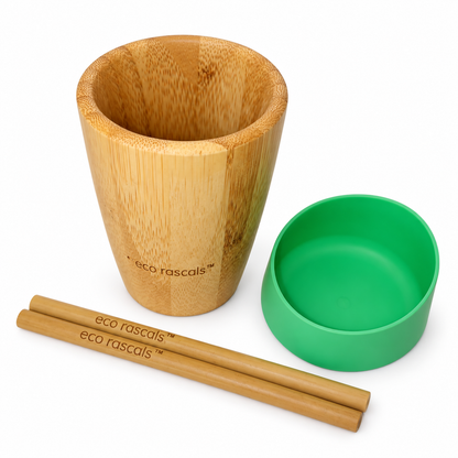 Contenido del vaso Eco Rascals: recipiente de bambú, tapa verde desmontable y dos pajitas