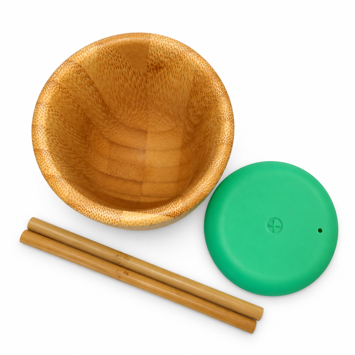 Interior del vaso de bambú Eco Rascals con tapa verde vista desde arriba y dos pajitas sobre fondo blanco