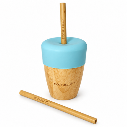 Vaso de bambú Eco Rascals con tapa azul y dos pajitas sobre fondo blanco
