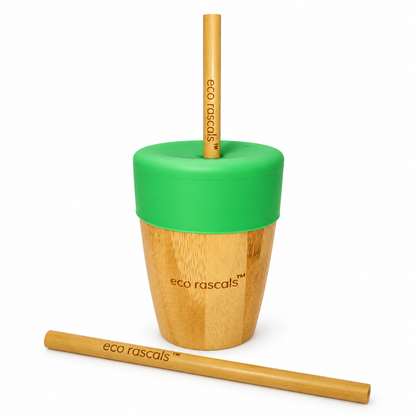 Vaso de bambú Eco Rascals con tapa verde y dos pajitas sobre fondo blanco
