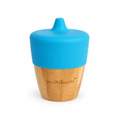 Vaso Sippy Eco Rascals de bambú con tapa azul de silicona sobre fondo blanco
