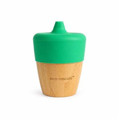 Vaso Sippy Eco Rascals de bambú con tapa verde de silicona sobre fondo blanco