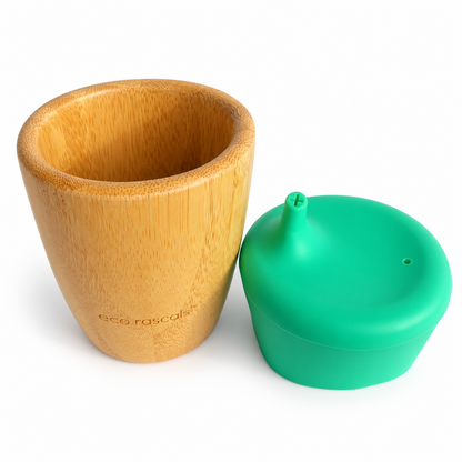 Vaso Sippy de bambú Eco Rascals abierto y tapa verde de silicona desmontada sobre fondo blanco