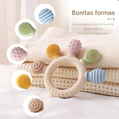 Detalle de textura sensorial suave en mordedor de silicona alimentaria